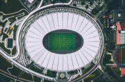 爱游戏下载-维尼修斯里程碑之夜，当桑巴舞步踏碎三狮军团，哥伦比亚的雨见证新王加冕