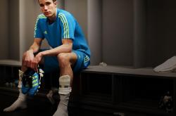 爱游戏下载-红牛二队上演惊天逆袭，拉塞尔关键制胜助车队碾压阿斯顿马丁