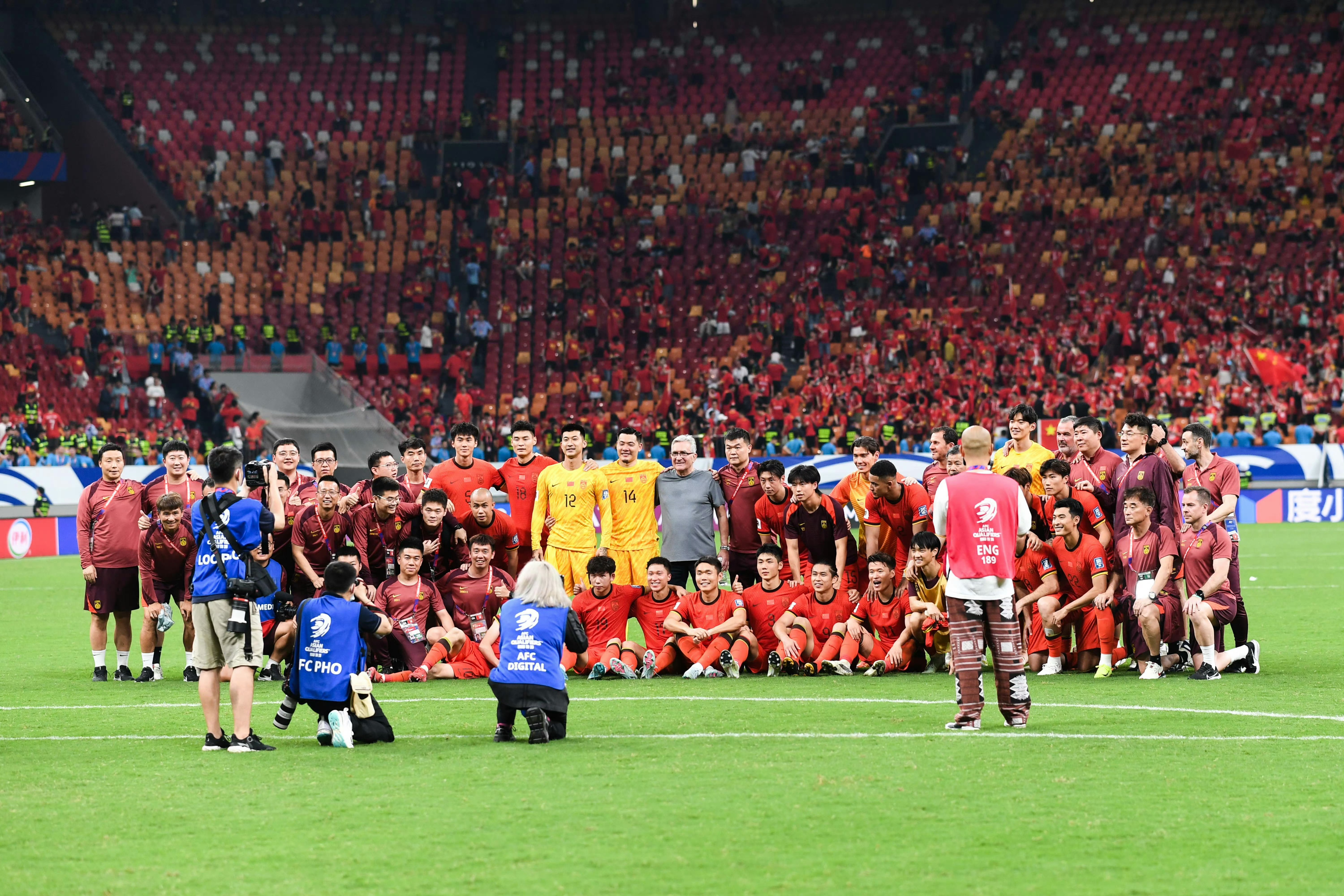 国际足球赛事持续激烈，观众着迷