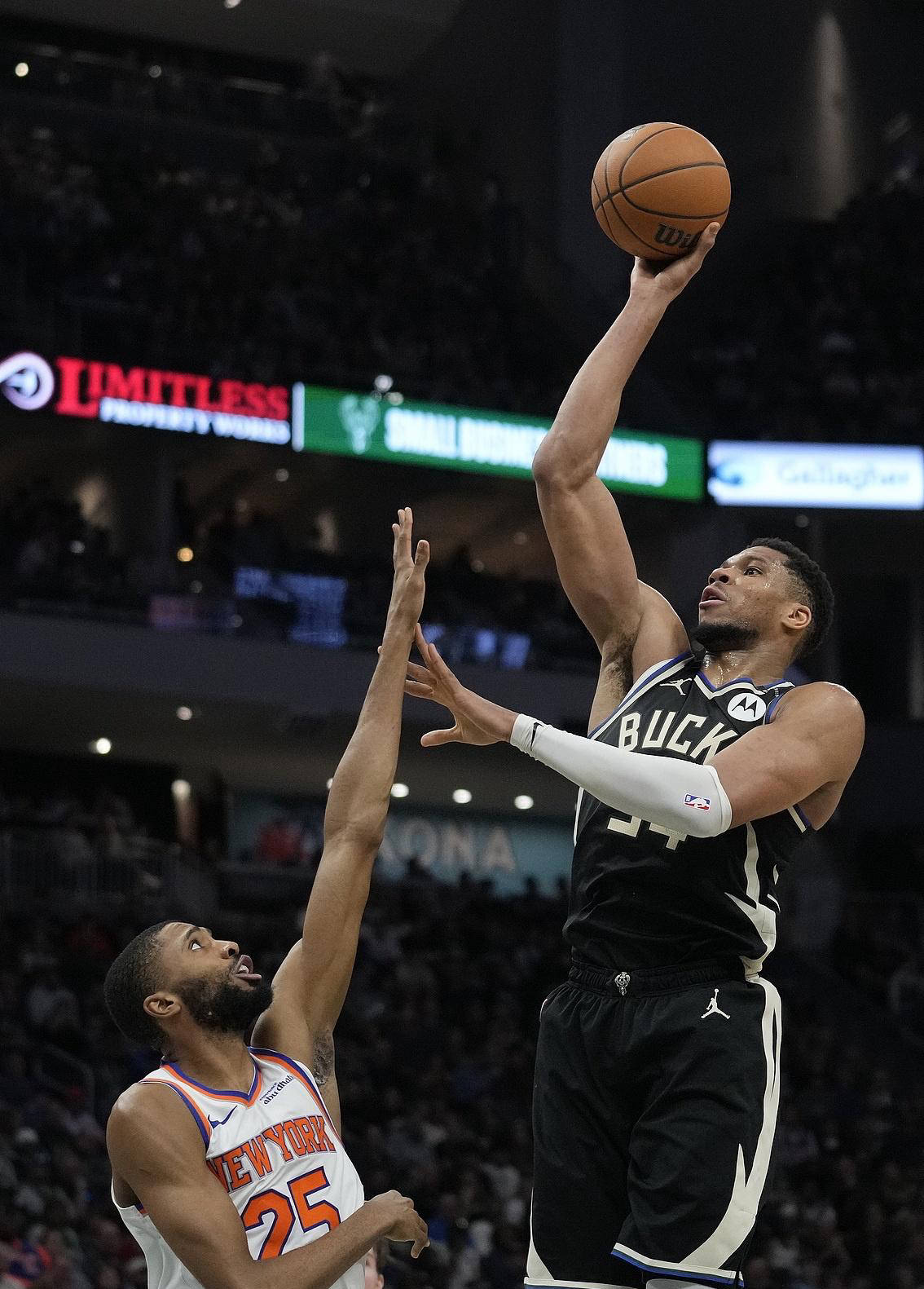 雄鹿临时调整首发阵容，迎来胜利