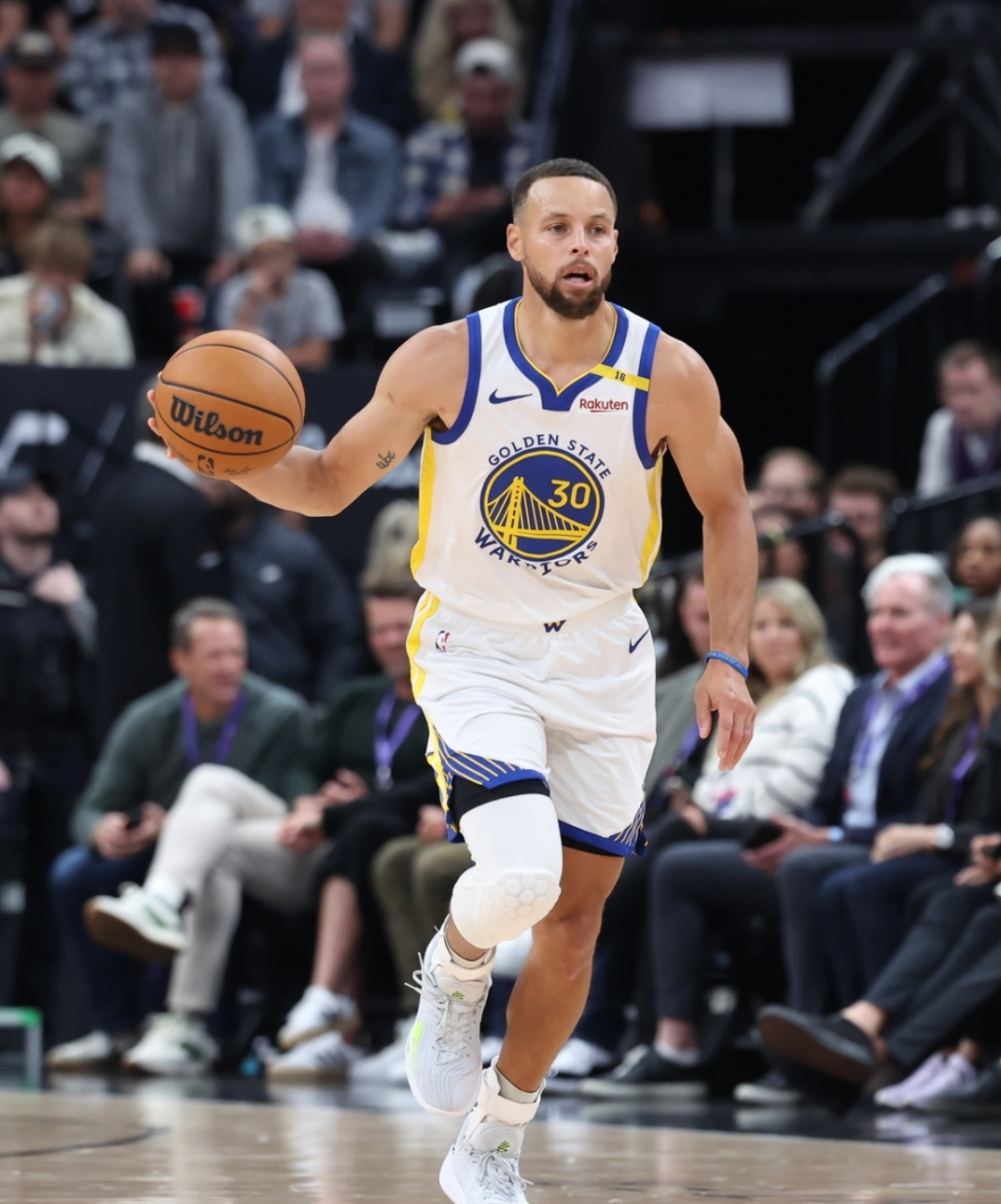 爵士队后卫表现稳定,成为球队得分担当 爵士队后卫表现稳定,成为球队得分担当