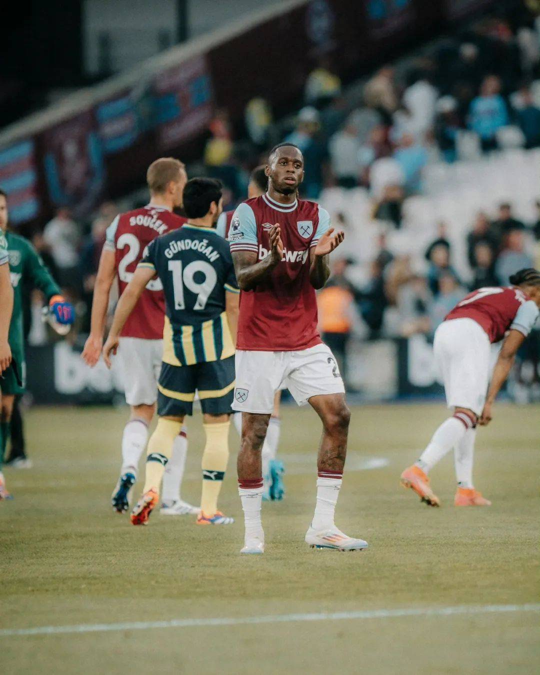 关于顶级球员实力较量,足球赛场一片热闹景象的信息 关于顶级球员实力较量,足球赛场一片热闹景象的信息