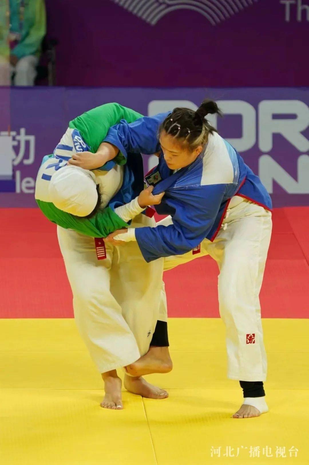 柔道选手力克对手夺得冠军 柔道选手力克对手夺得冠军