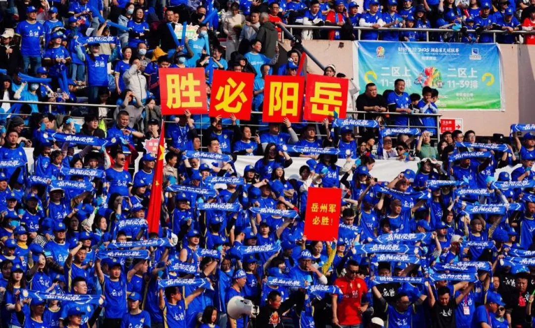 比赛现场气氛火爆,球迷热情加油 比赛现场气氛火爆,球迷热情加油