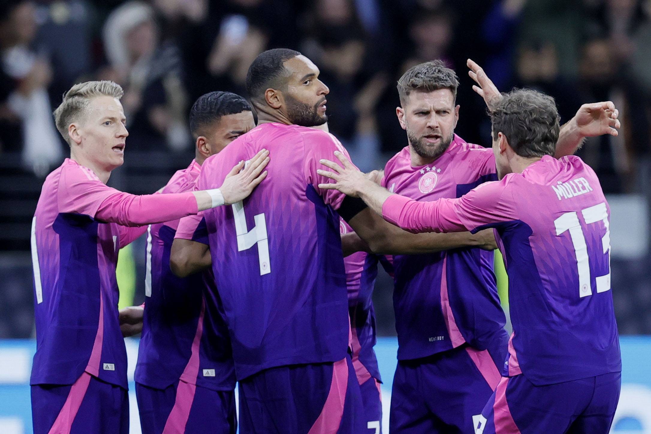 包含德国队在场上展现出色发挥，战胜对手的词条