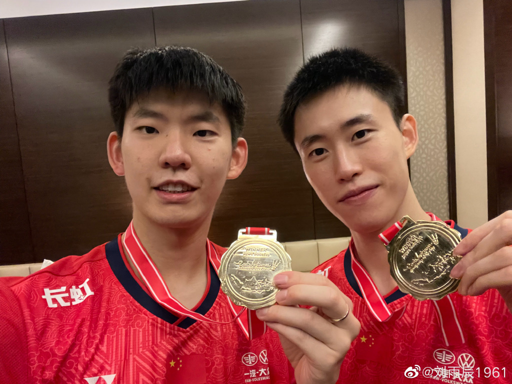 英格兰羽毛球队碾压日本羽毛球队，林丹绝境逆转