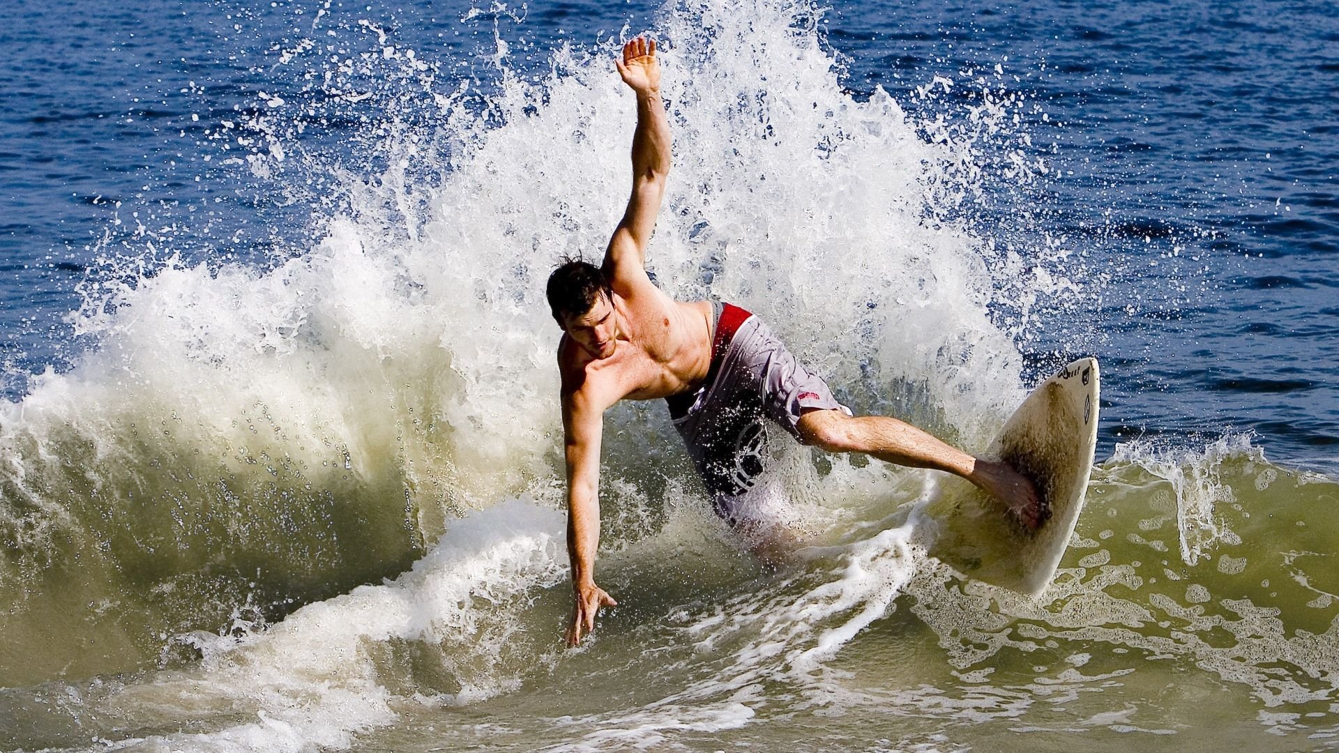 跨界传奇,当NBA勇士险胜快船之夜,英超赛场的西亚卡姆正在接管争冠之战