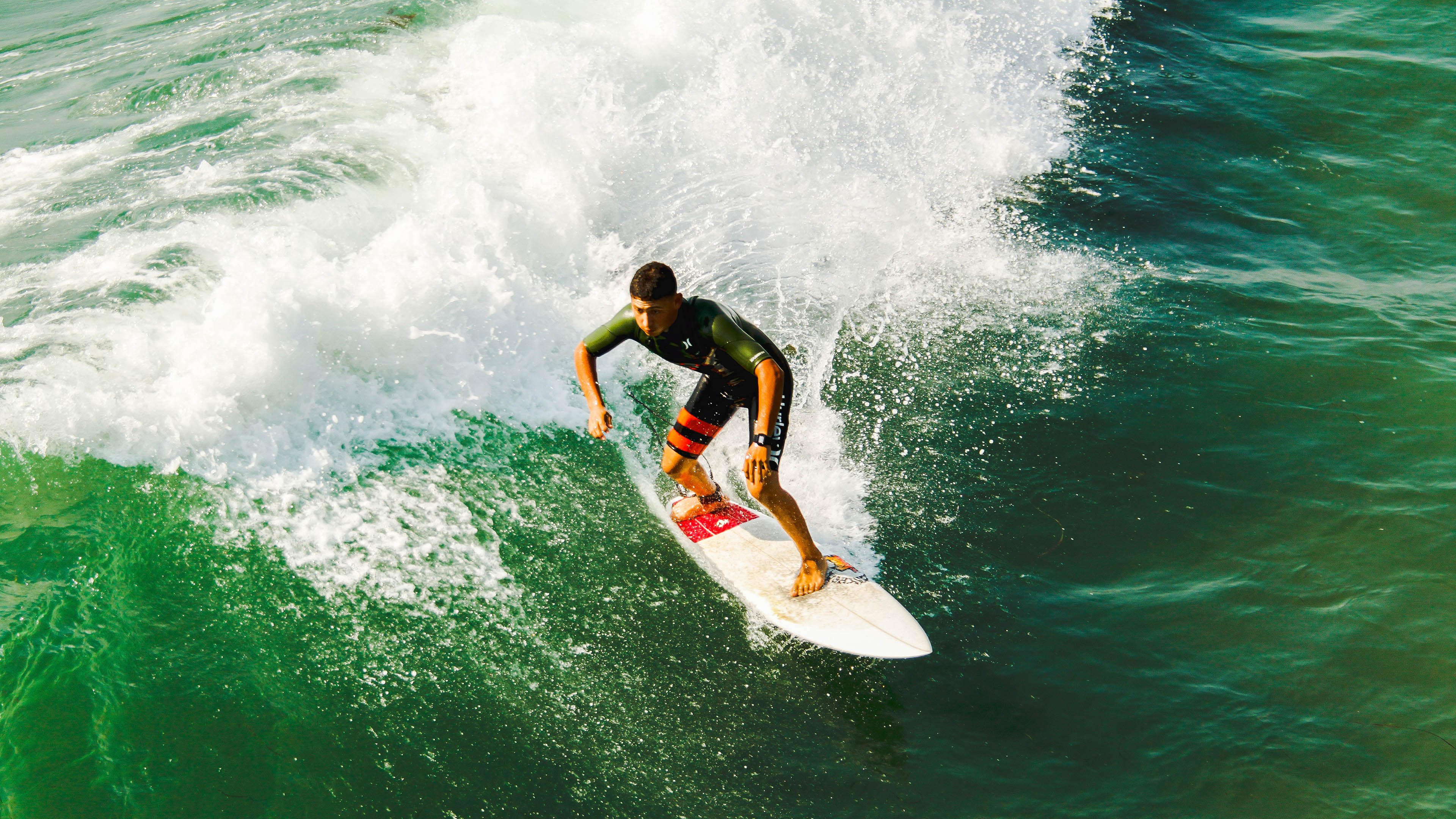 黄喜灿一锤定音，喀麦隆与智利之战中的亚洲光芒